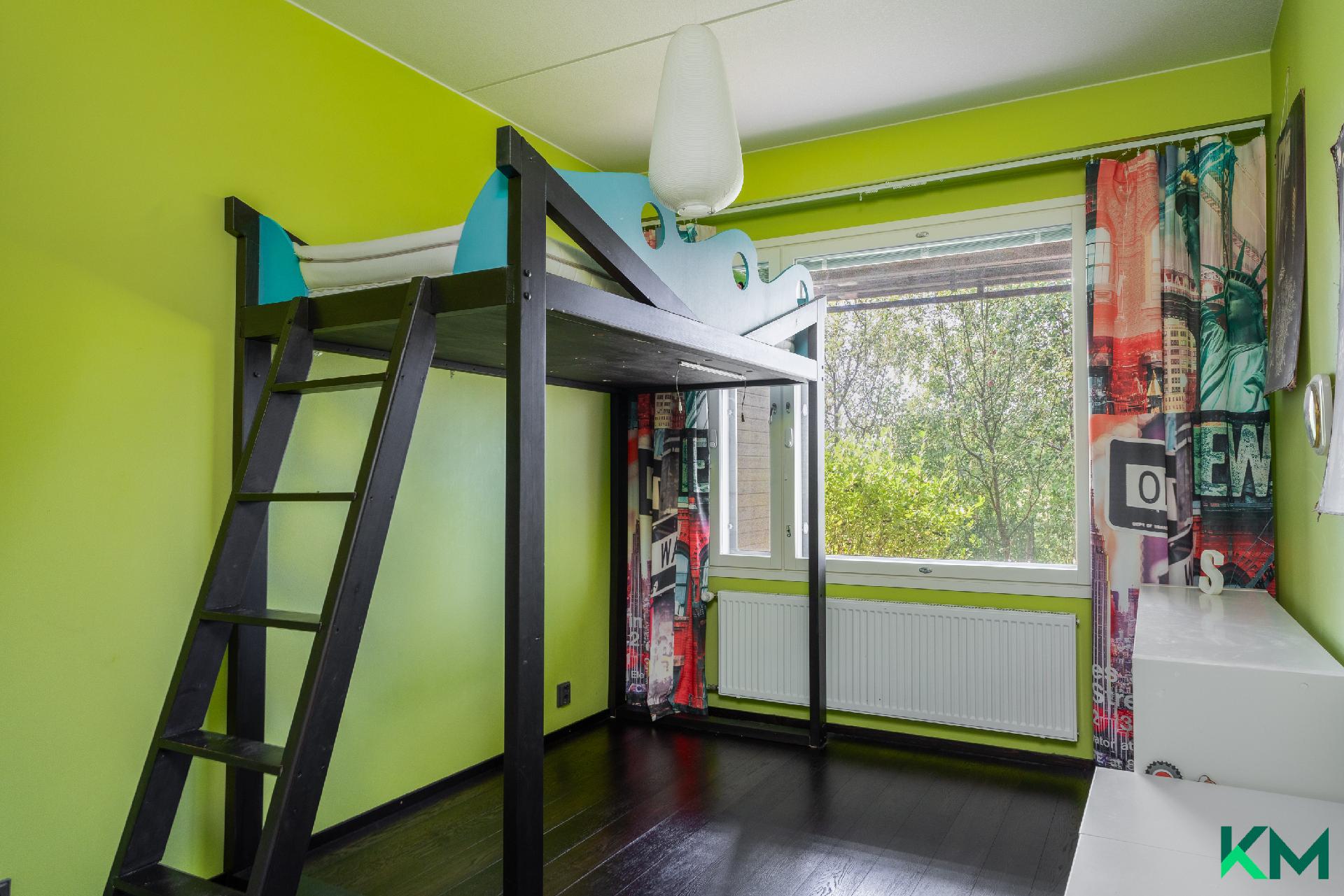 Alakerran toinen makuuhuone