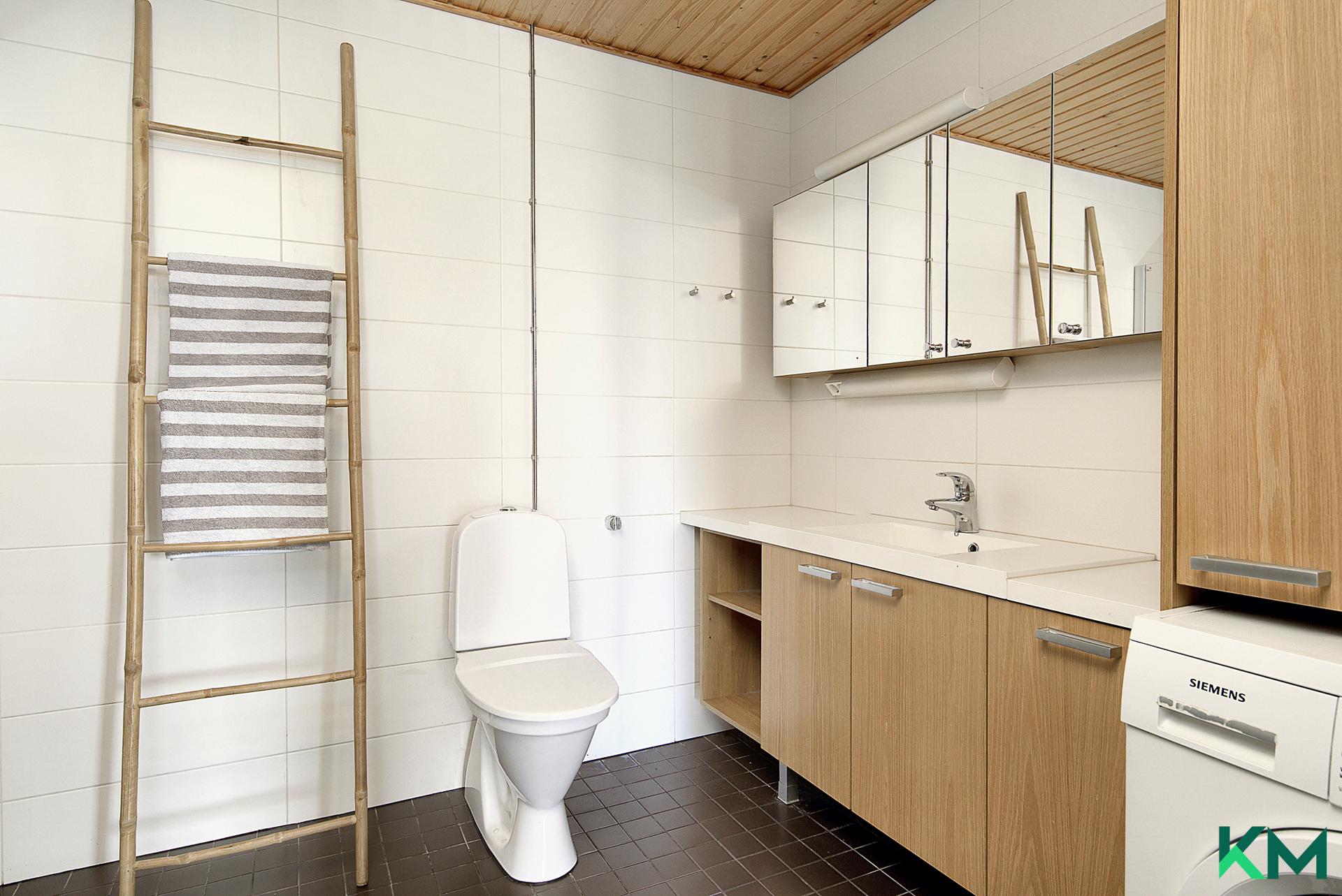 Alakerran tilava kylpyhuone