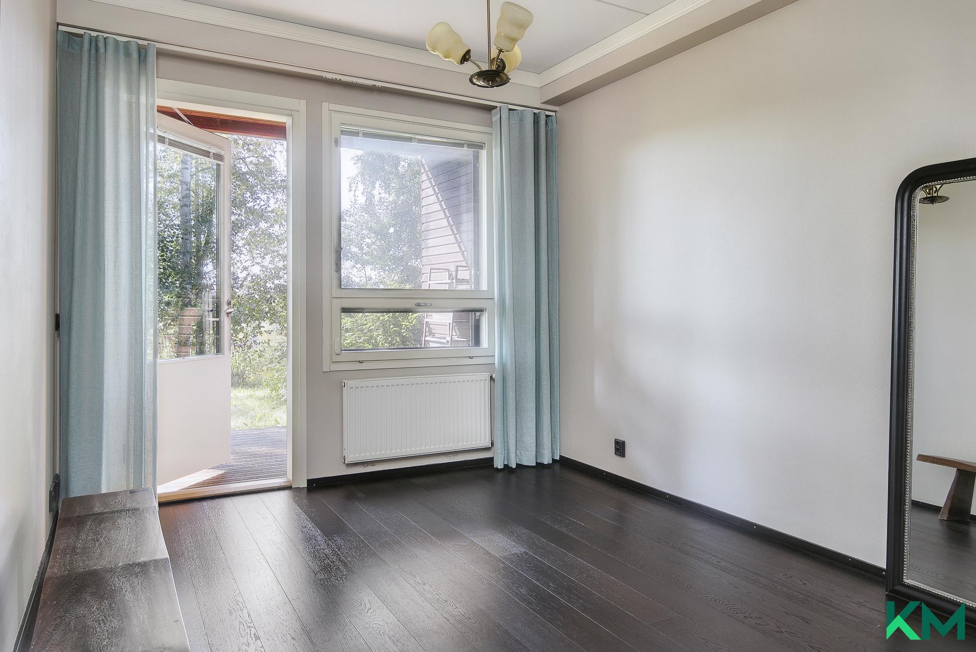 Alakerran makuuhuone