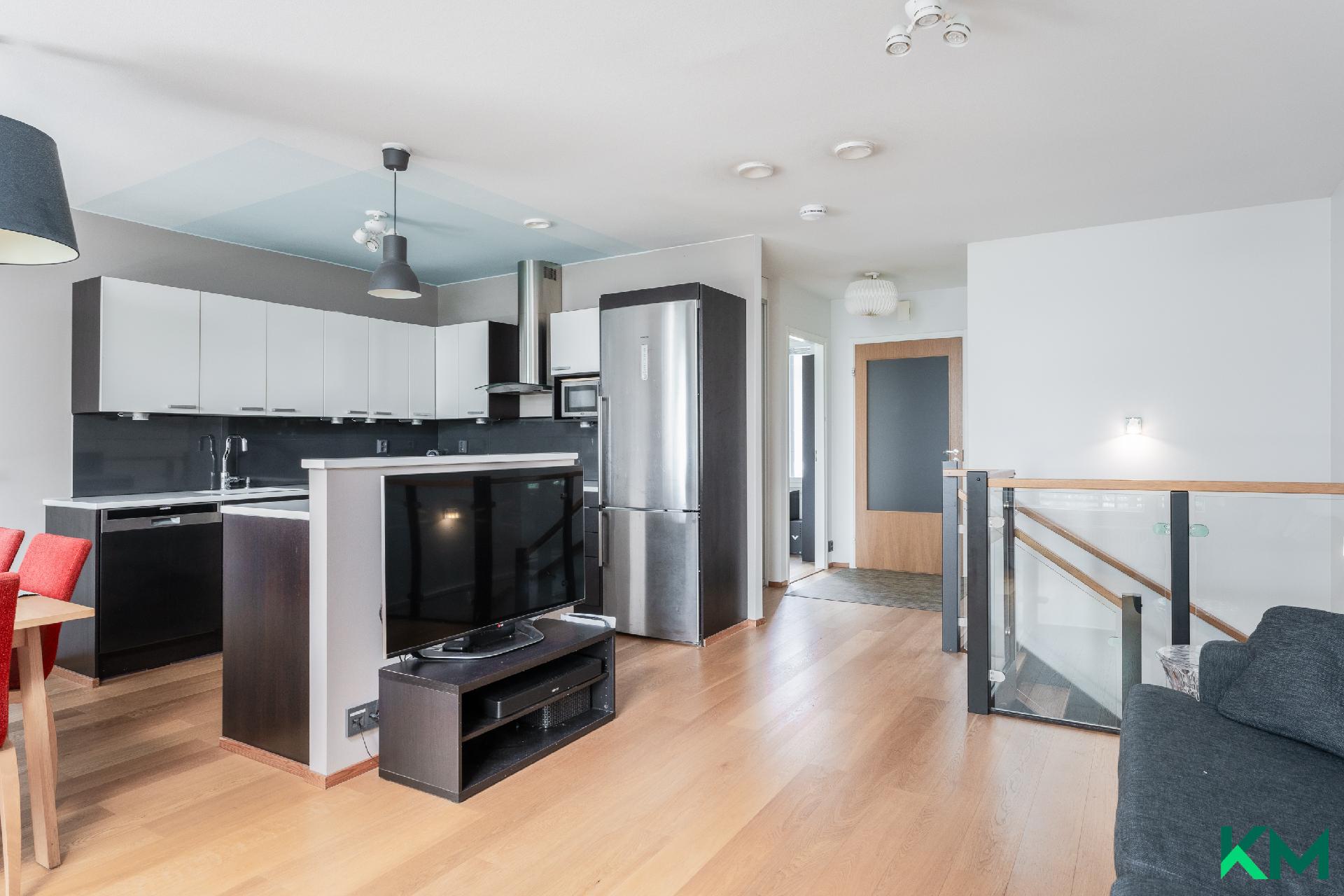 Olohuone ja keittiö yhtenäistä tilaa