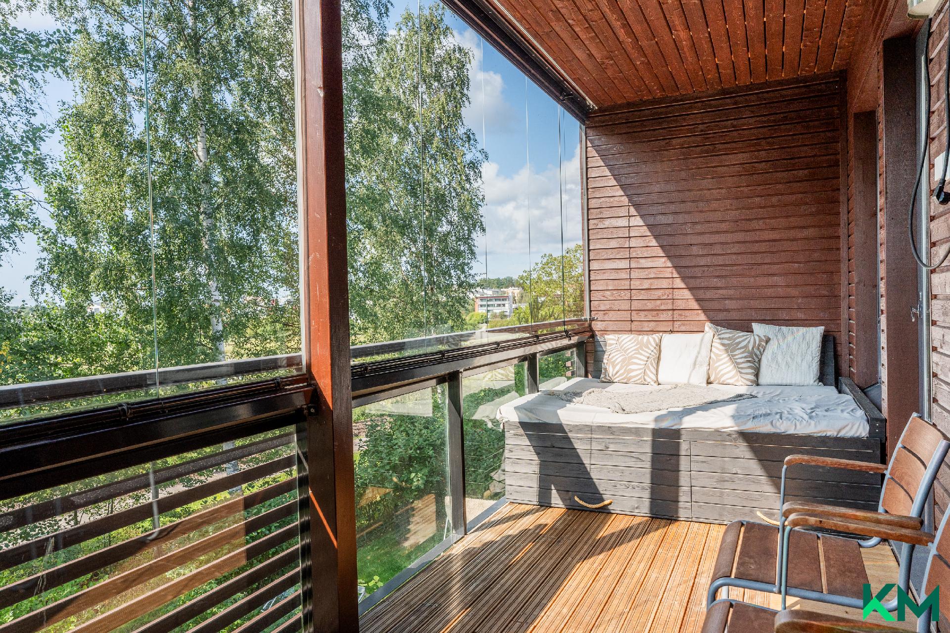 Yläkerran lasitettu parveke