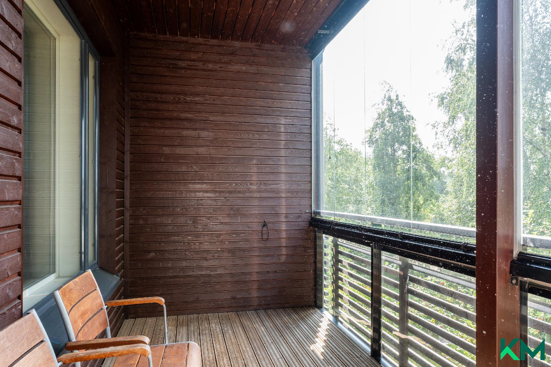 Yläkerran lasitettu parveke