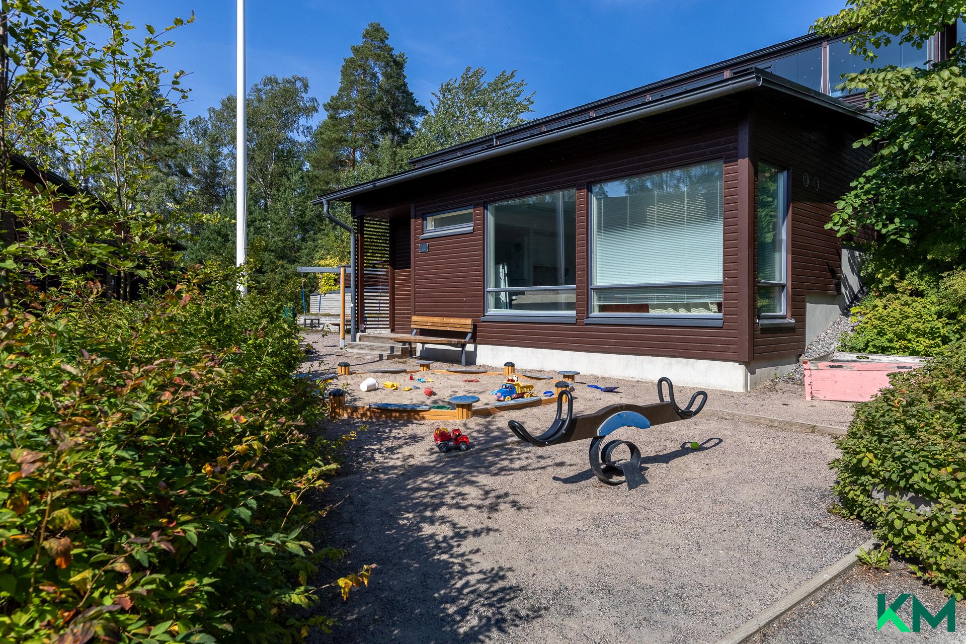 Taloyhtiön kerhotila ja leikkipaikka