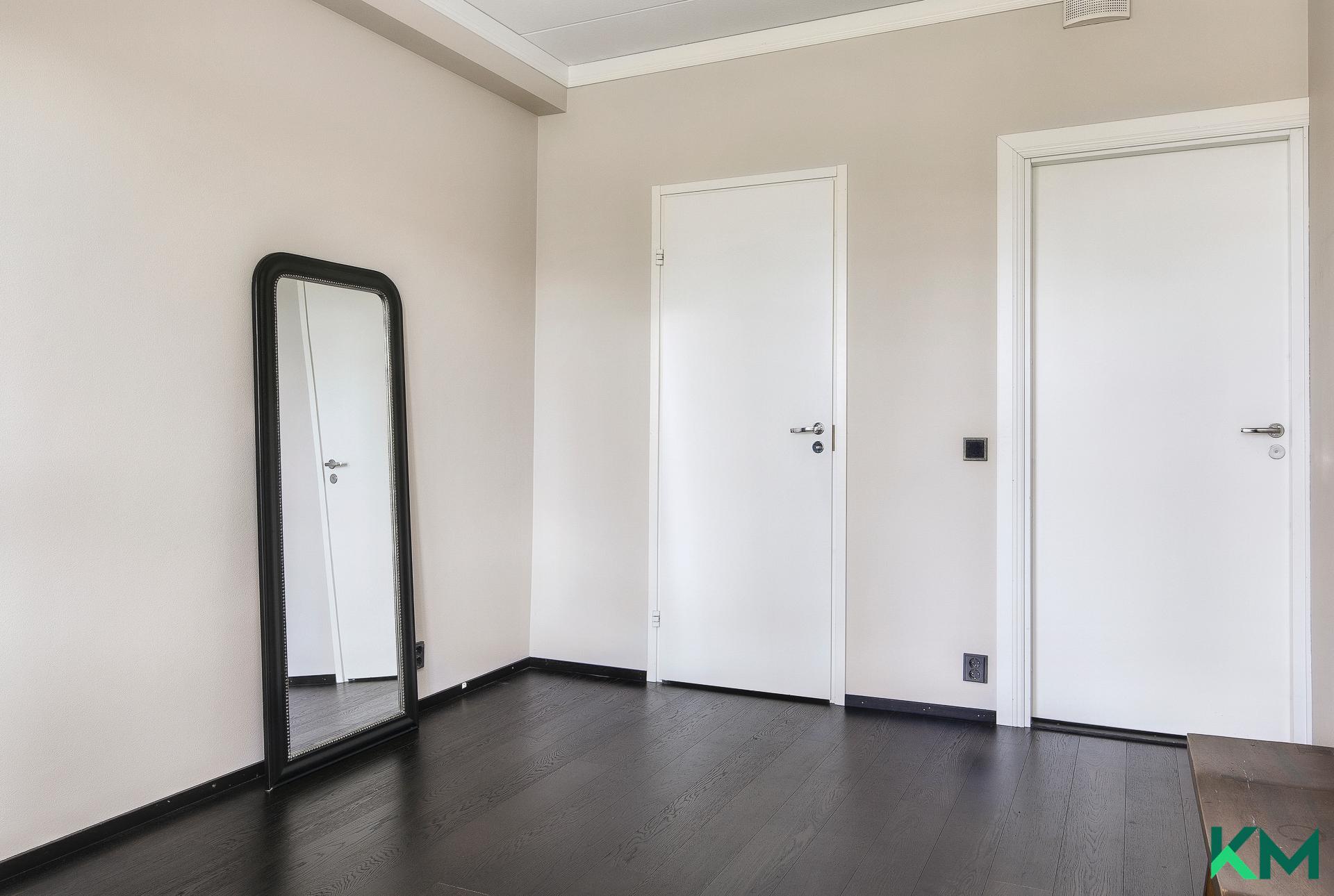 Makuuhuoneessa vaatehuone