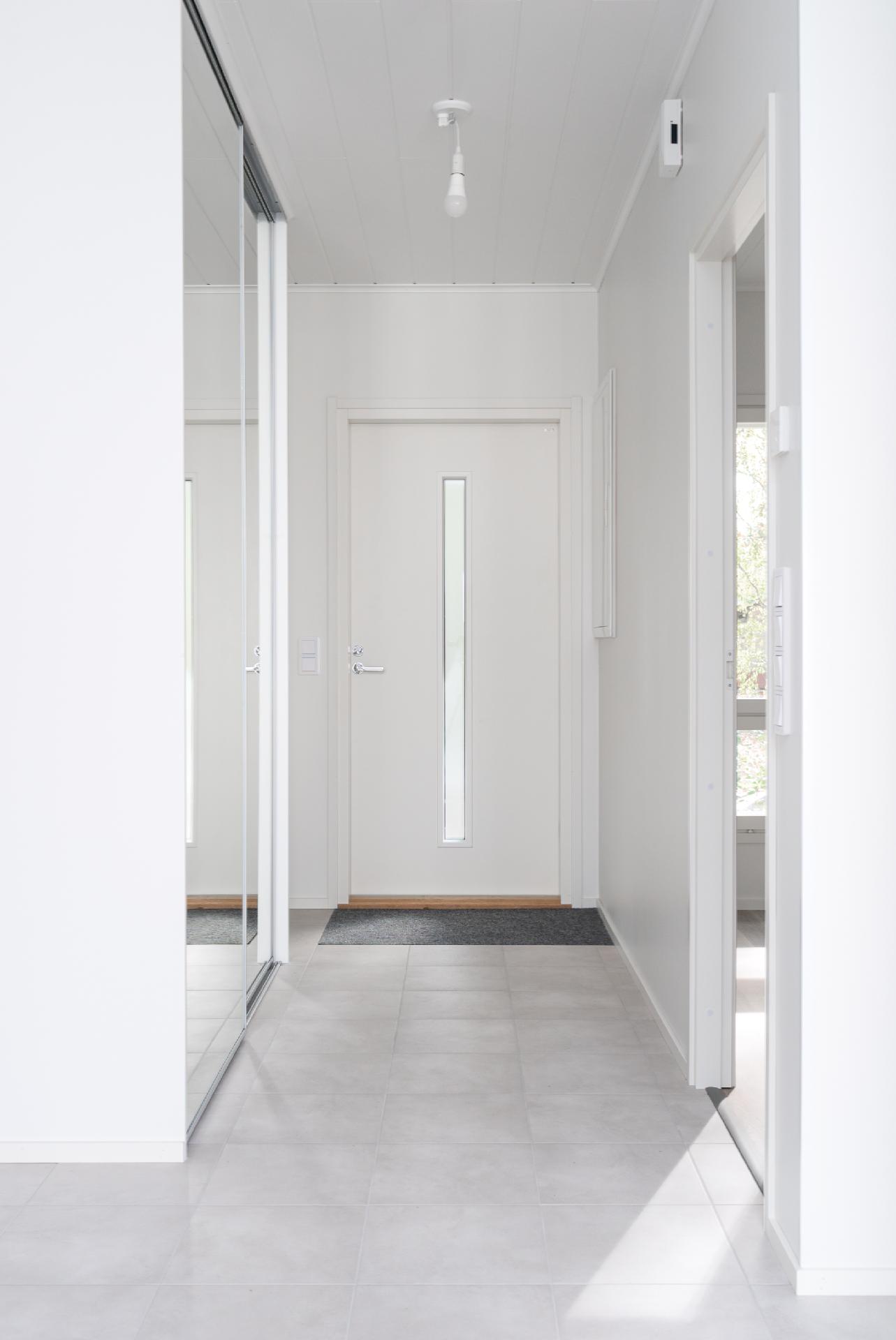 Eteisessä suuret liukuovikaapistot