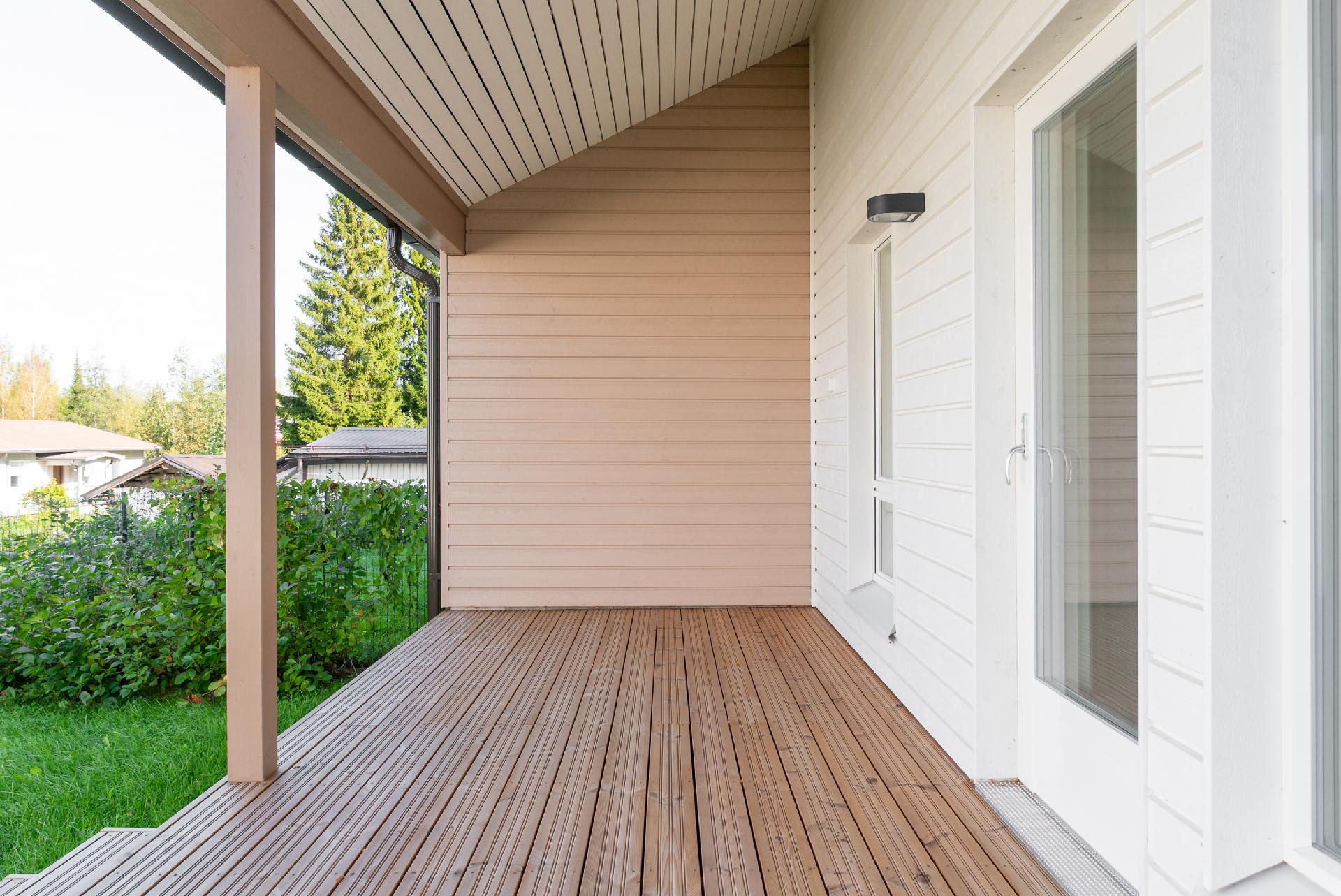 Katettu terassi, johon käynti olohuoneesta