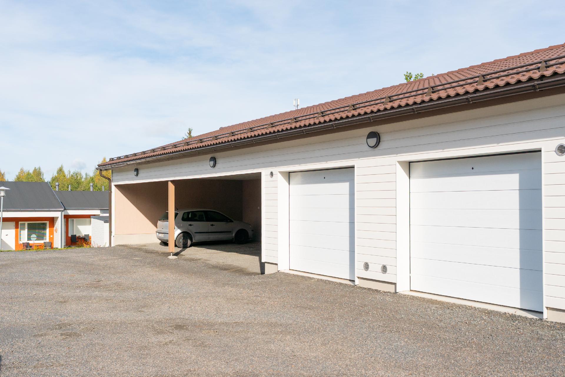 Mahdollisuus ostaa lämmin autotalli, autokatos sekä pihapaikka