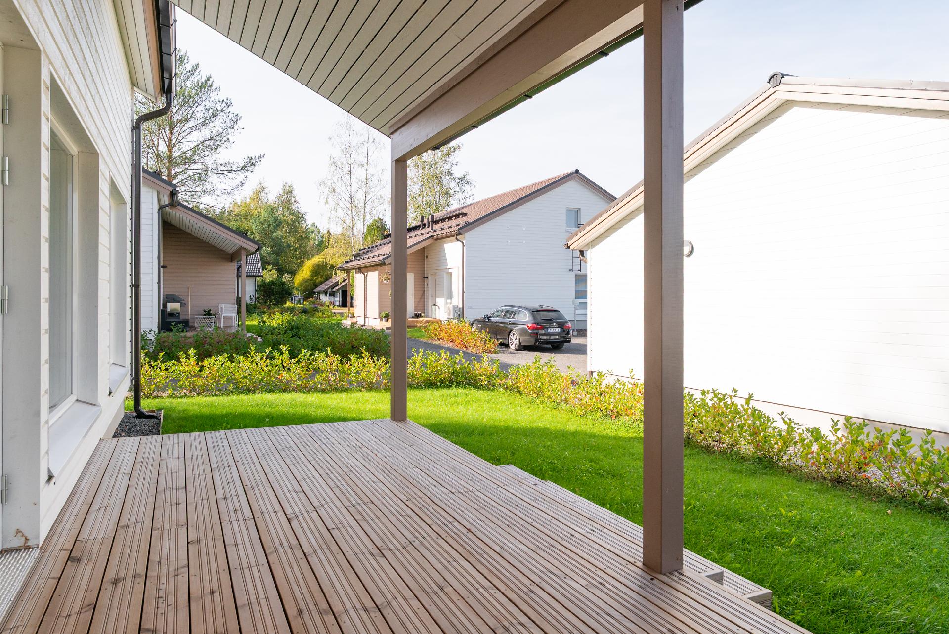 Katettu suuri terassi