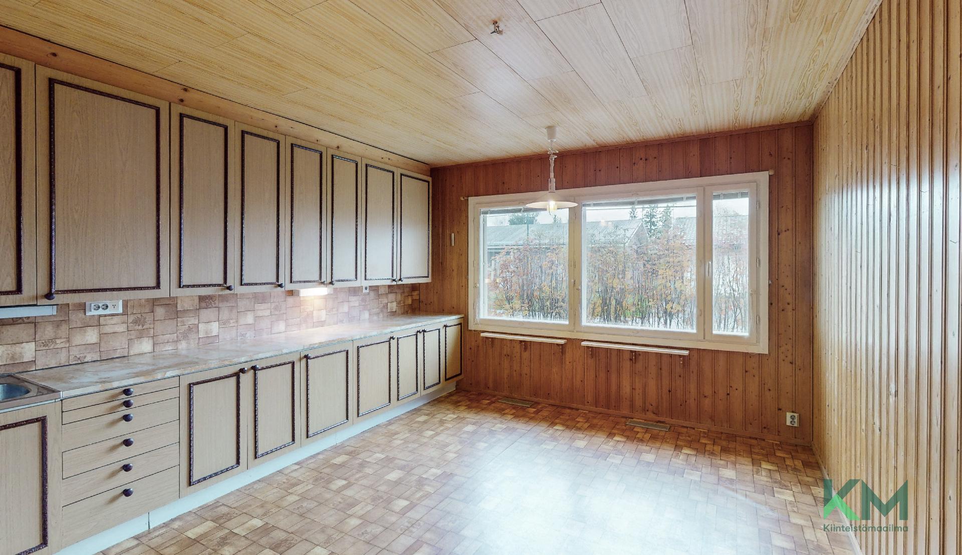 Keittiössä paljon kaappeja