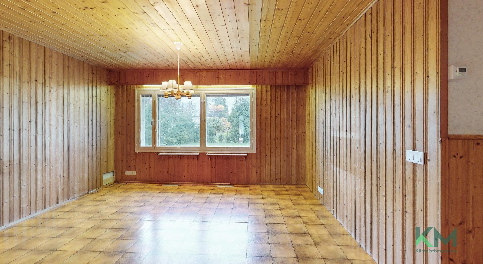 Olohuoneesta ikkunat pihan puolelle