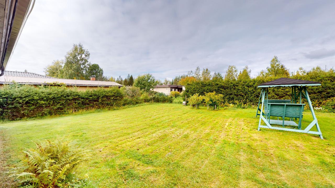 Suojaisa piha-alue kesäaikana