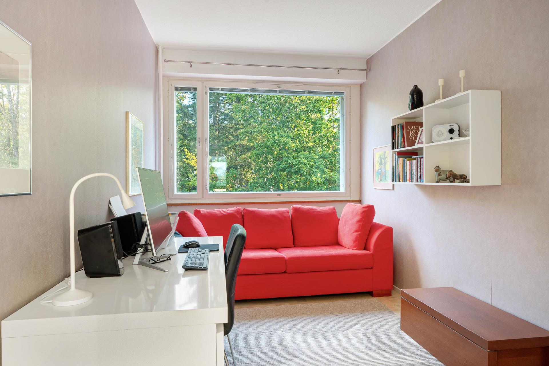 Työhuone/makuuhuone (ruokailutilan viereinen)