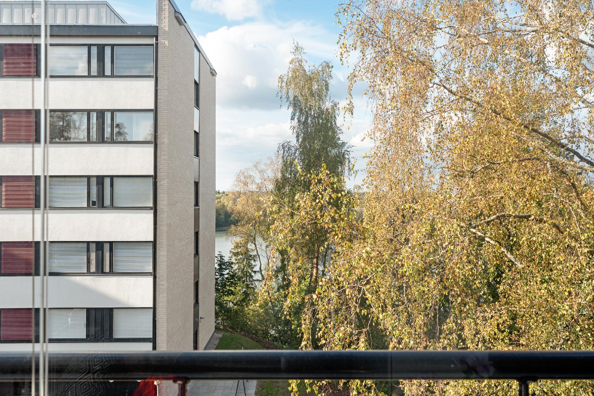 Länteen Lippajärven suuntaan katsova lasitettu parveke