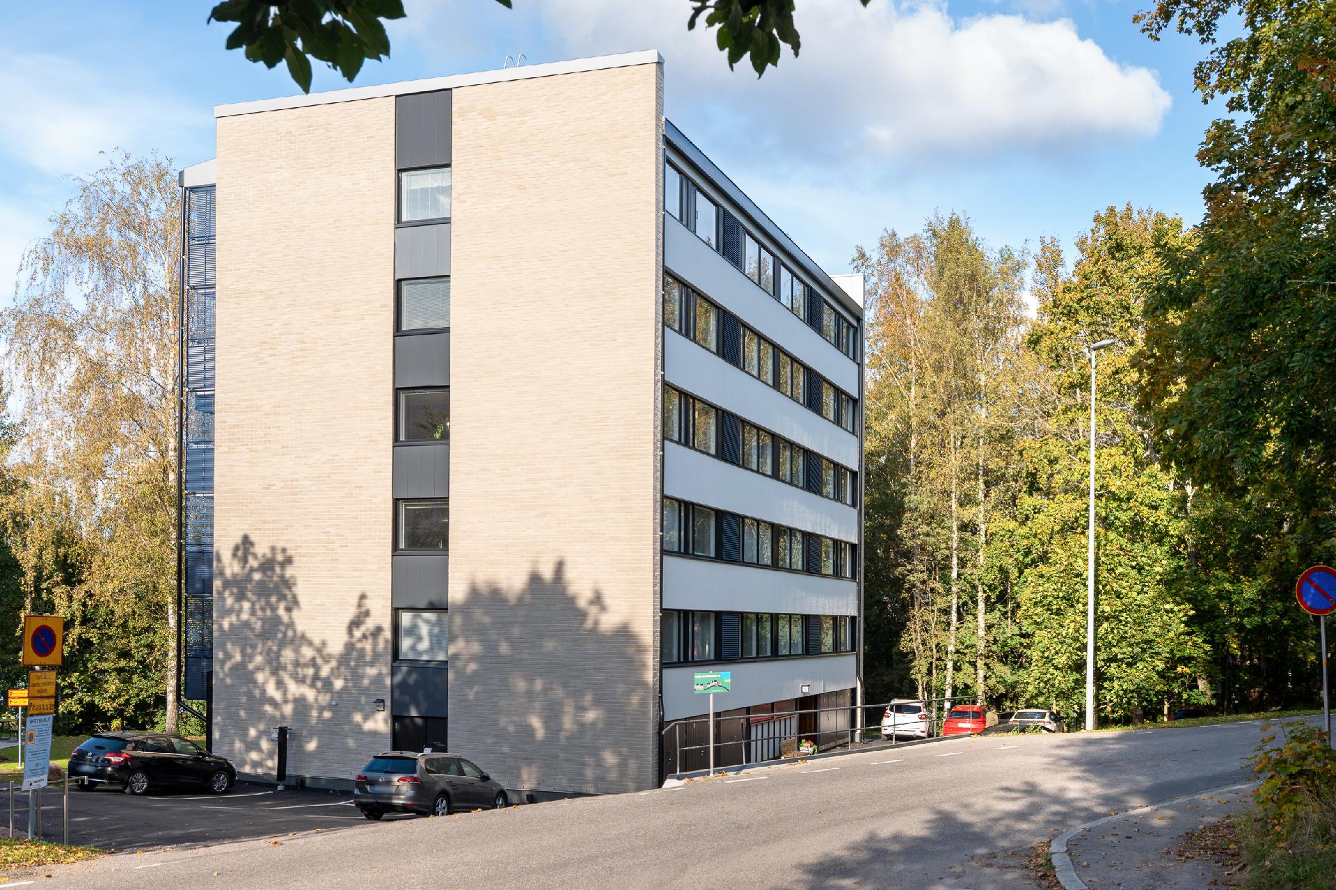 D-talo kadun puolelta katsottuna