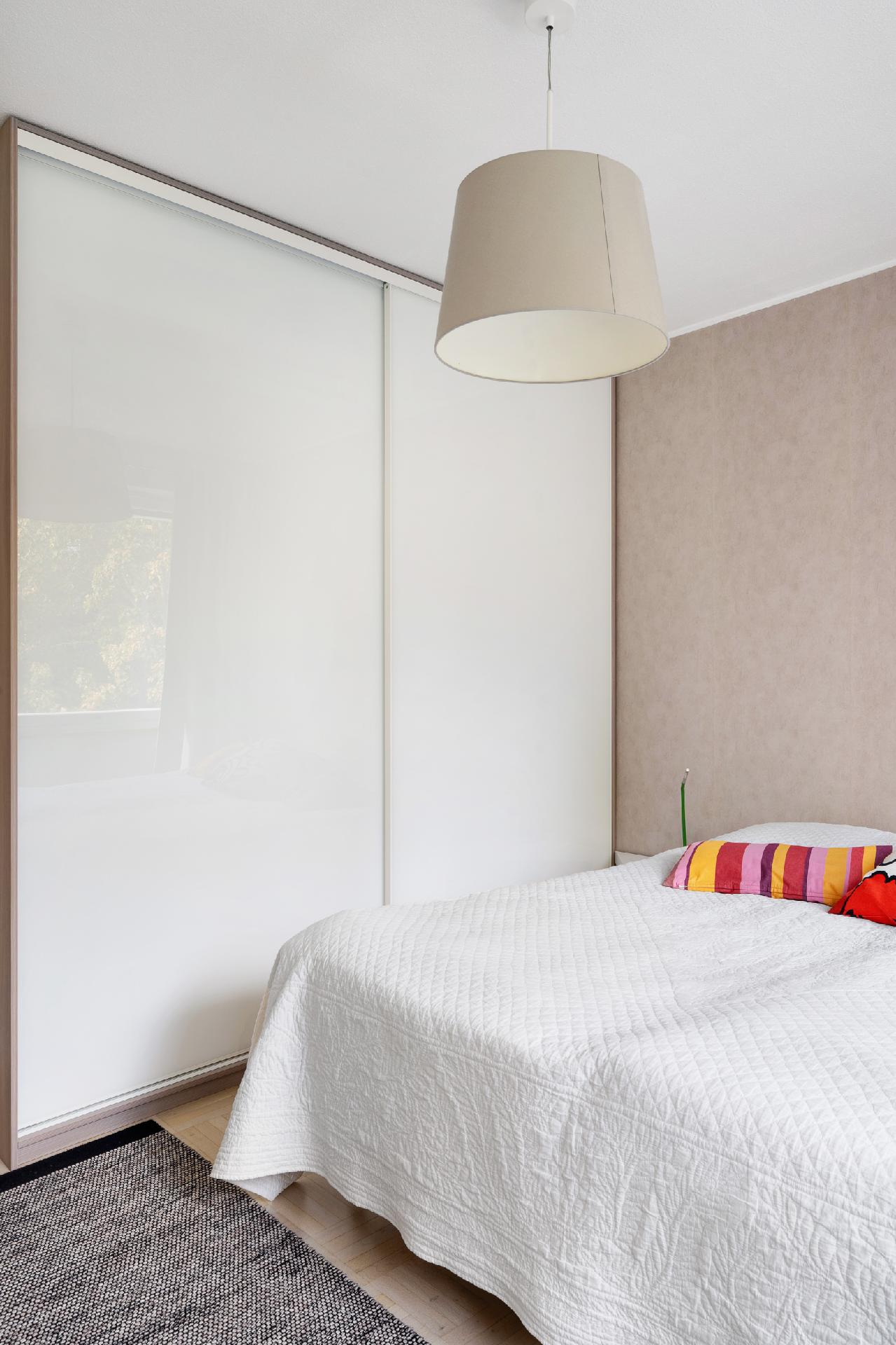 Makuuhuone (eteisen viereinen, omalla wc:lla)