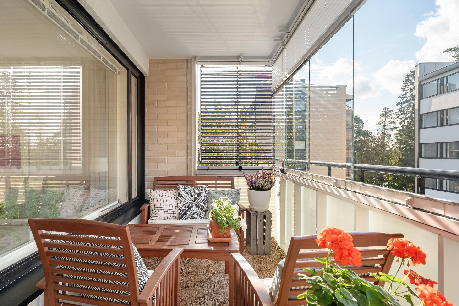 Länteen Lippajärven suuntaan katsova lasitettu parveke