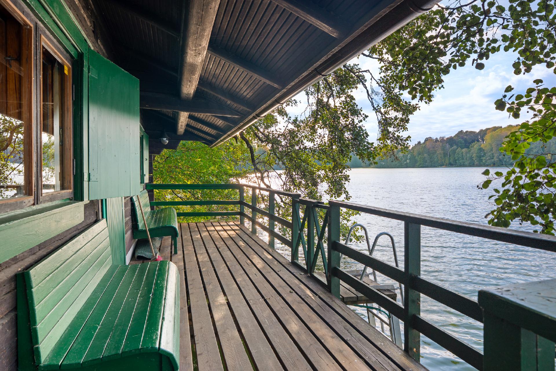 Näkymä Lippajärvelle taloyhtiön rantasaunan terassilta