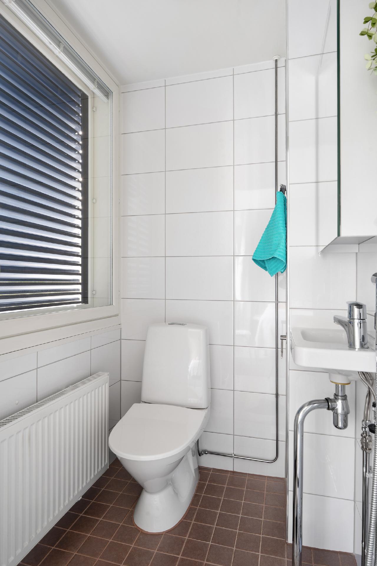 Erillinen wc (käynti makuuhuoneesta)