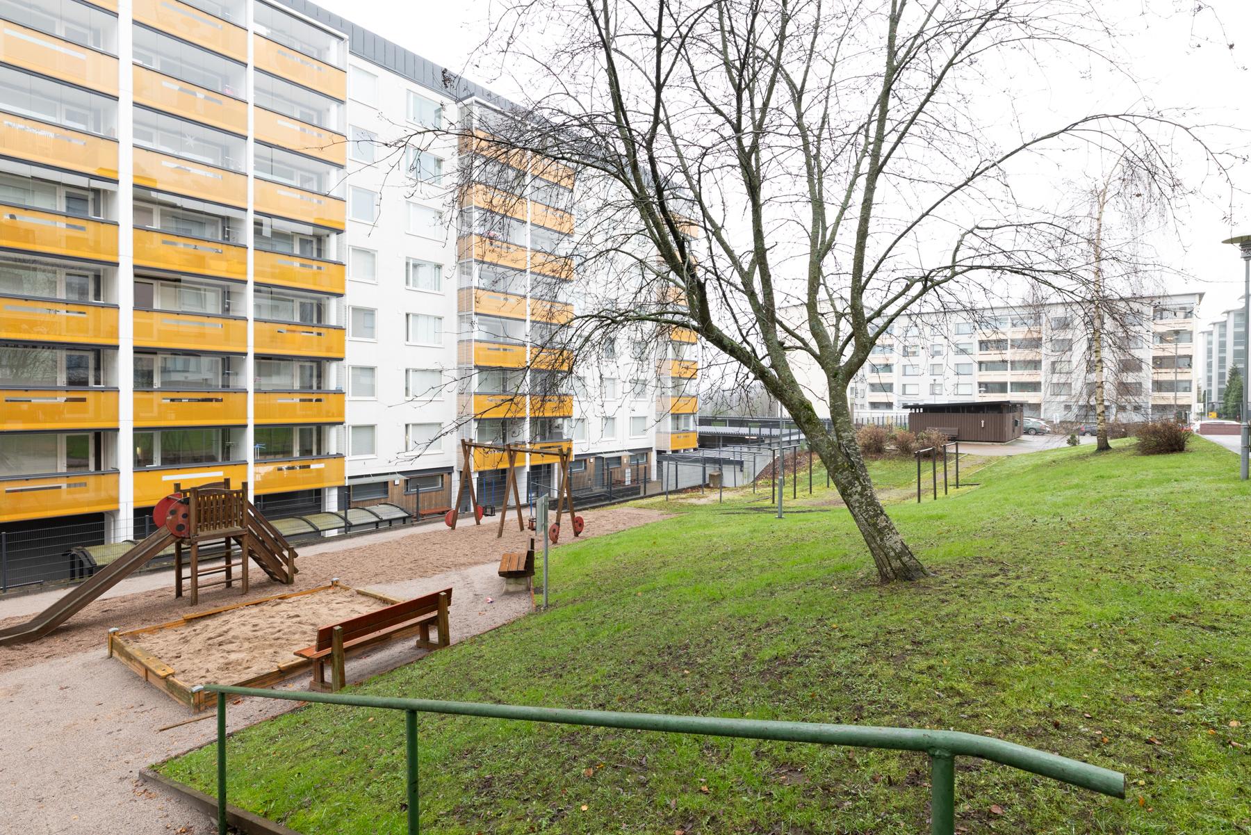 Taloyhtiön pihaa parvekkeiden puolelta