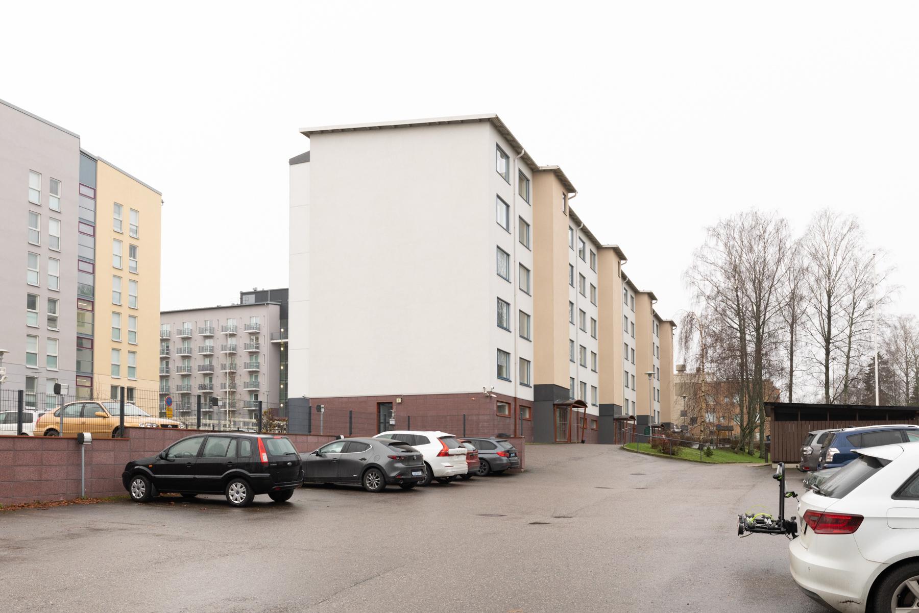 Talo parkkipaikan ja sisäänkäynnin puolelta