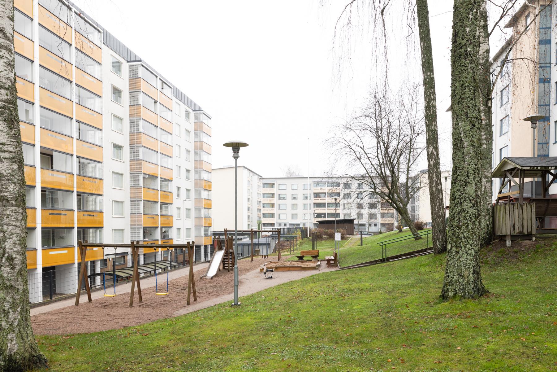 Taloyhtiön pihaa parvekkeiden puolelta