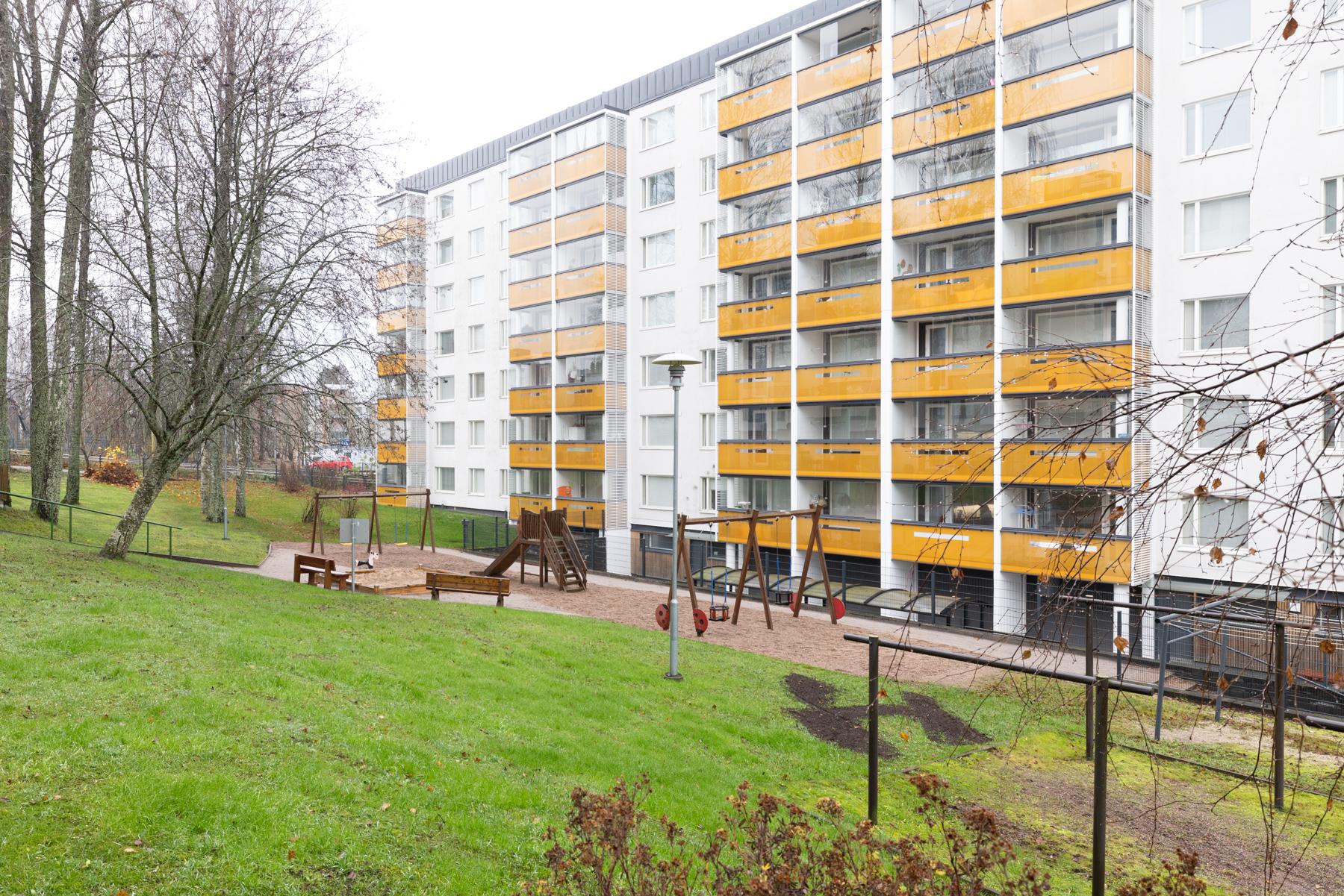 Taloyhtiön pihaa parvekkeiden puolelta