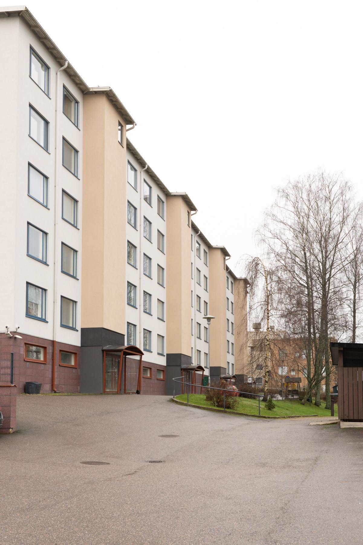 Talo sisäänkäynnin puolelta