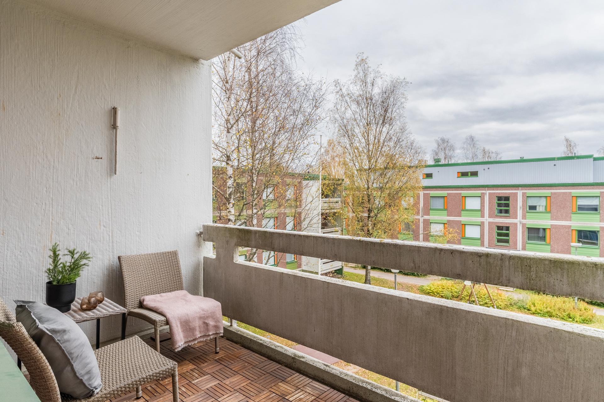 Aurinkoinen eteläparveke