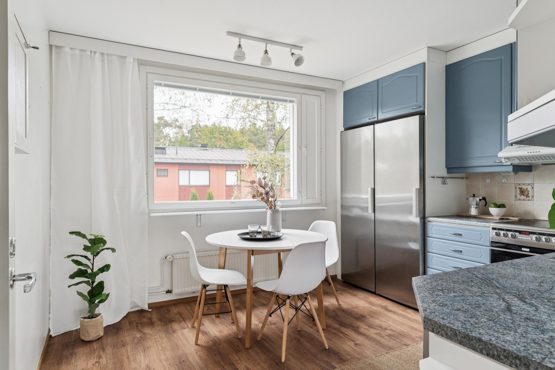 Valoisa ja moderni keittiö