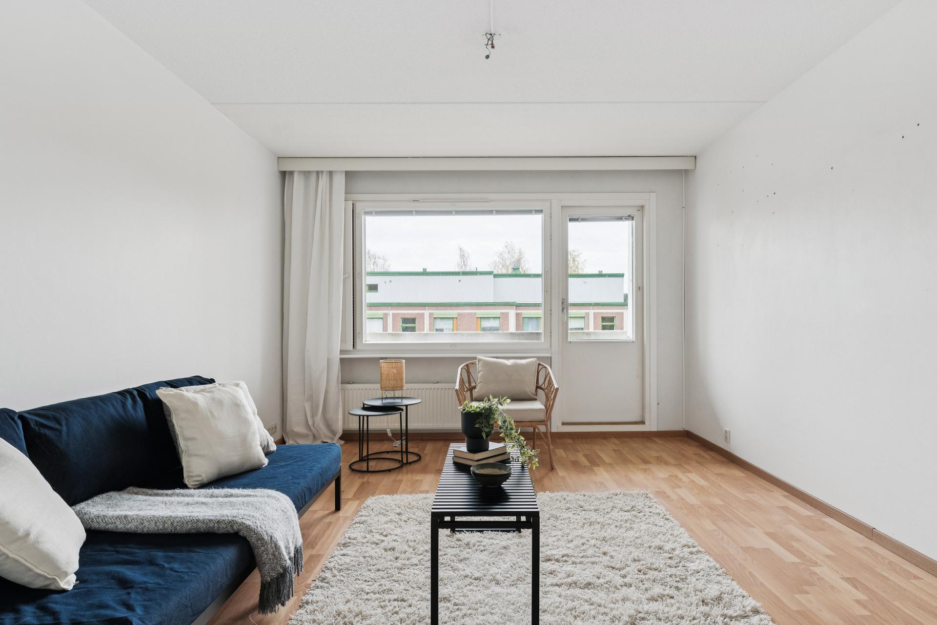 Valoisa olohuone, josta on käynti parvekkeelle