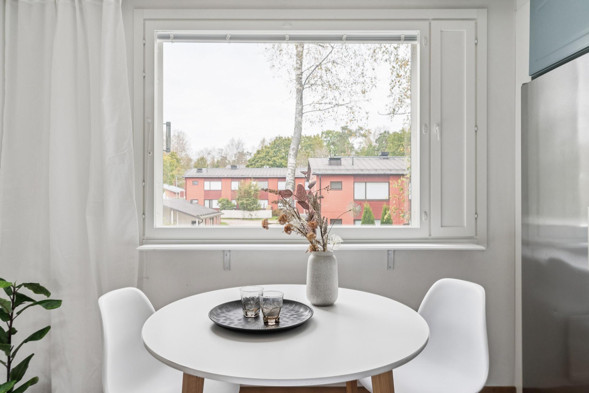 Keittiöön mahtuu hyvin ruokapöytä