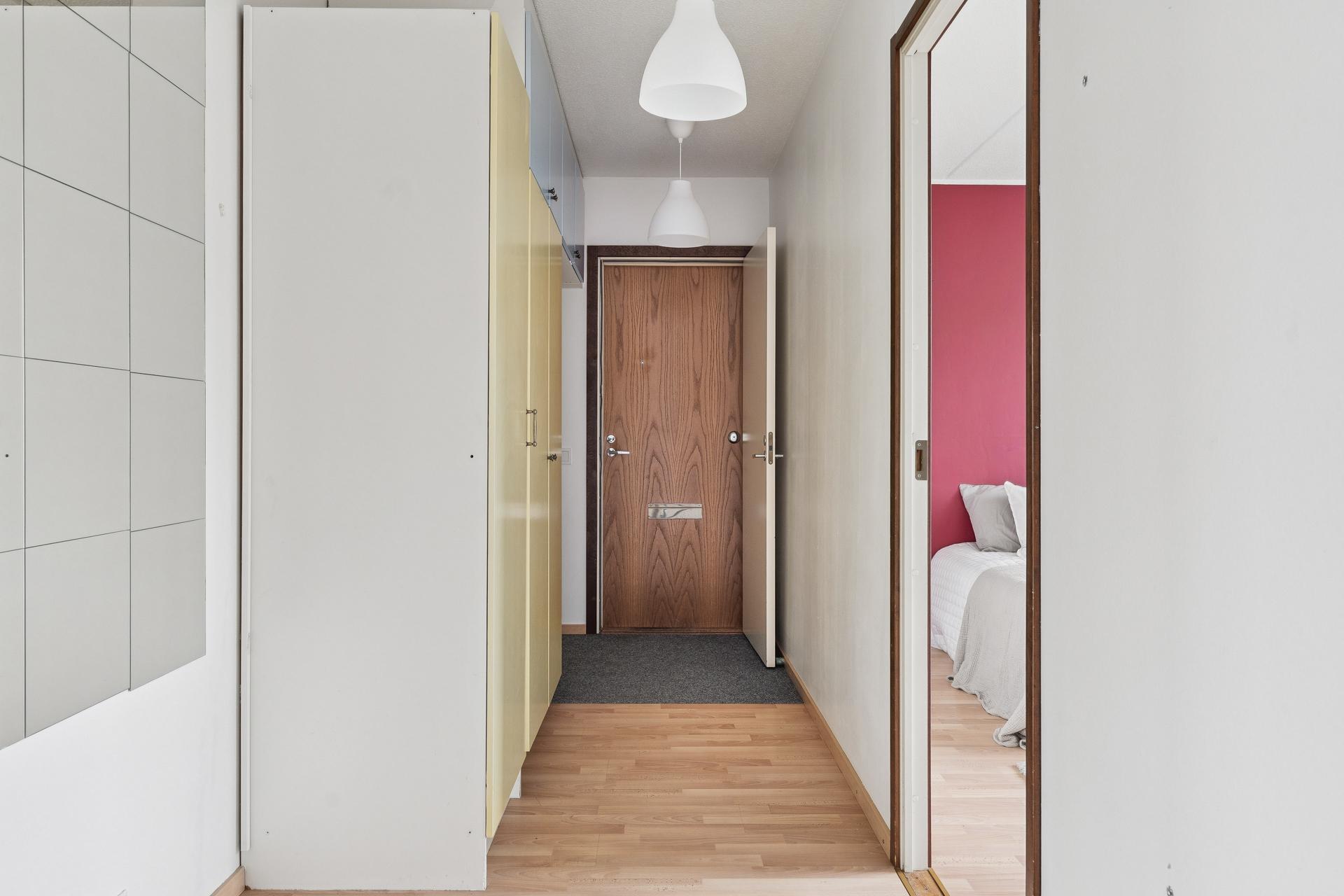 Eteisessä on hyvin kaappitilaa