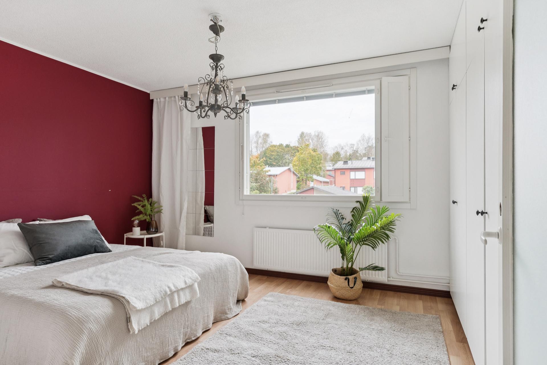 Makuuhuoneessa on hyvin kaappitilaa