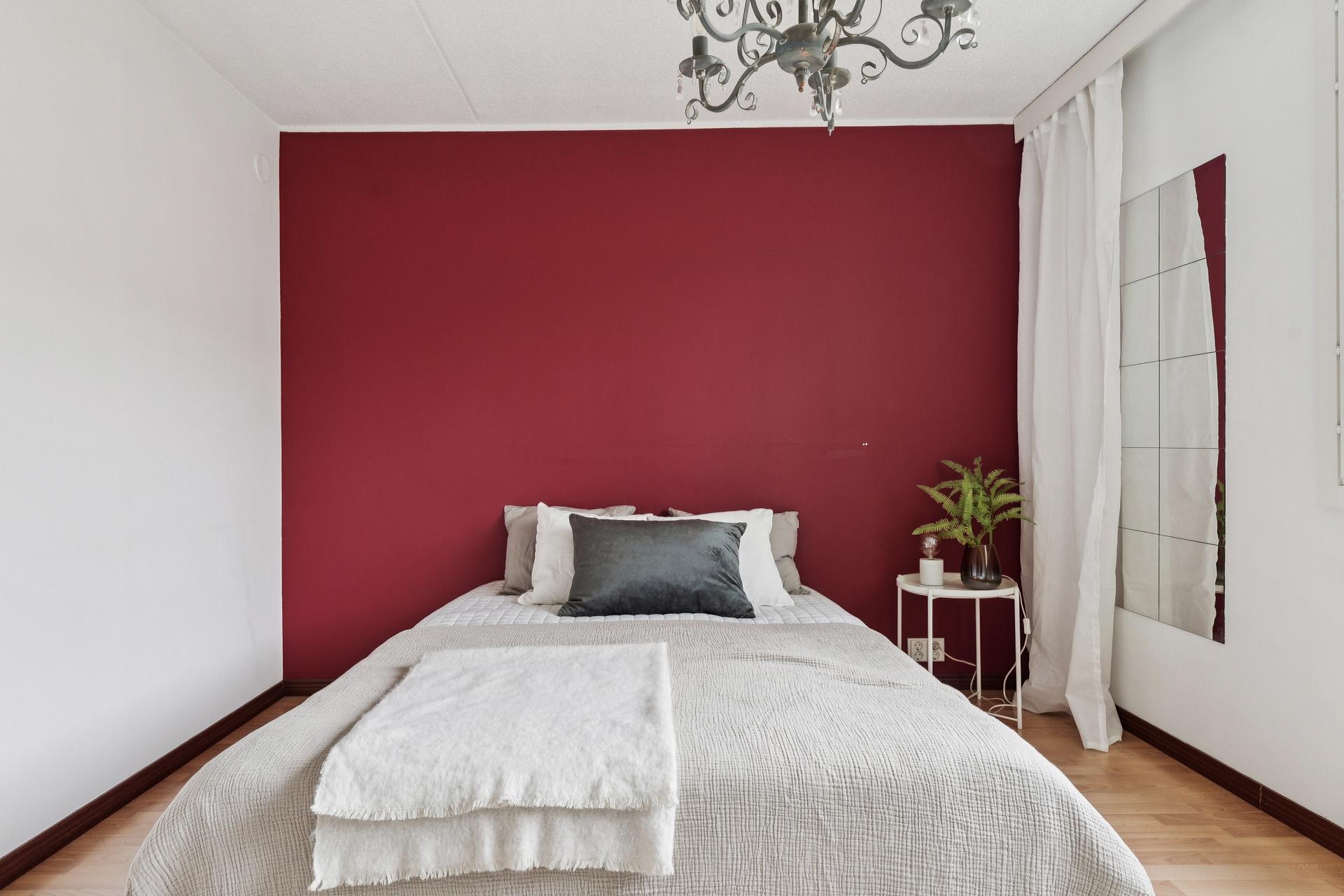 Iso ja valoisa makuuhuone