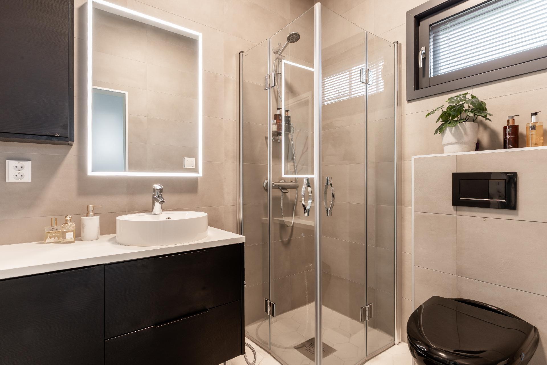 Päämakuuhuoneen kylpyhuone.