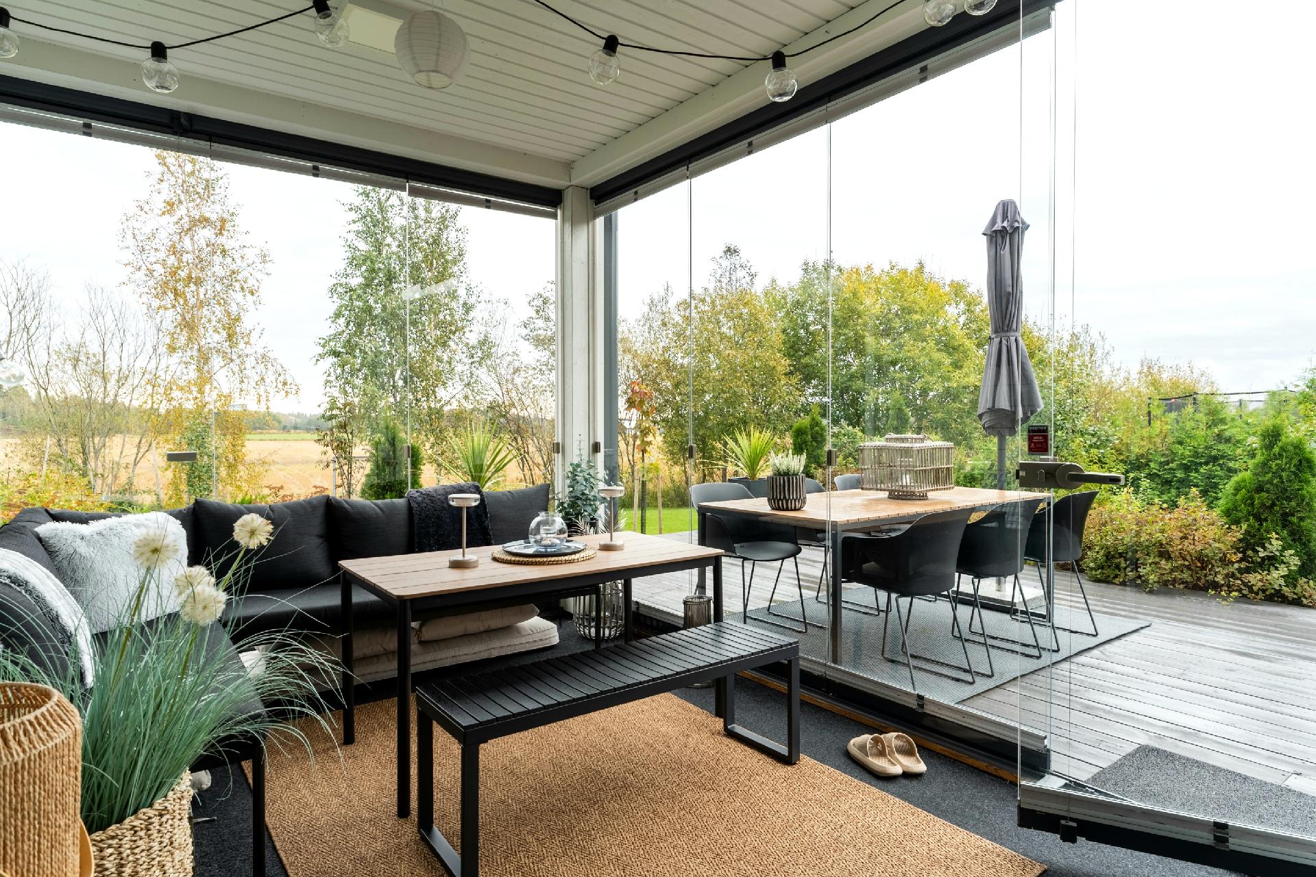 Lasitettu terassi olohuoneen jatkeena.