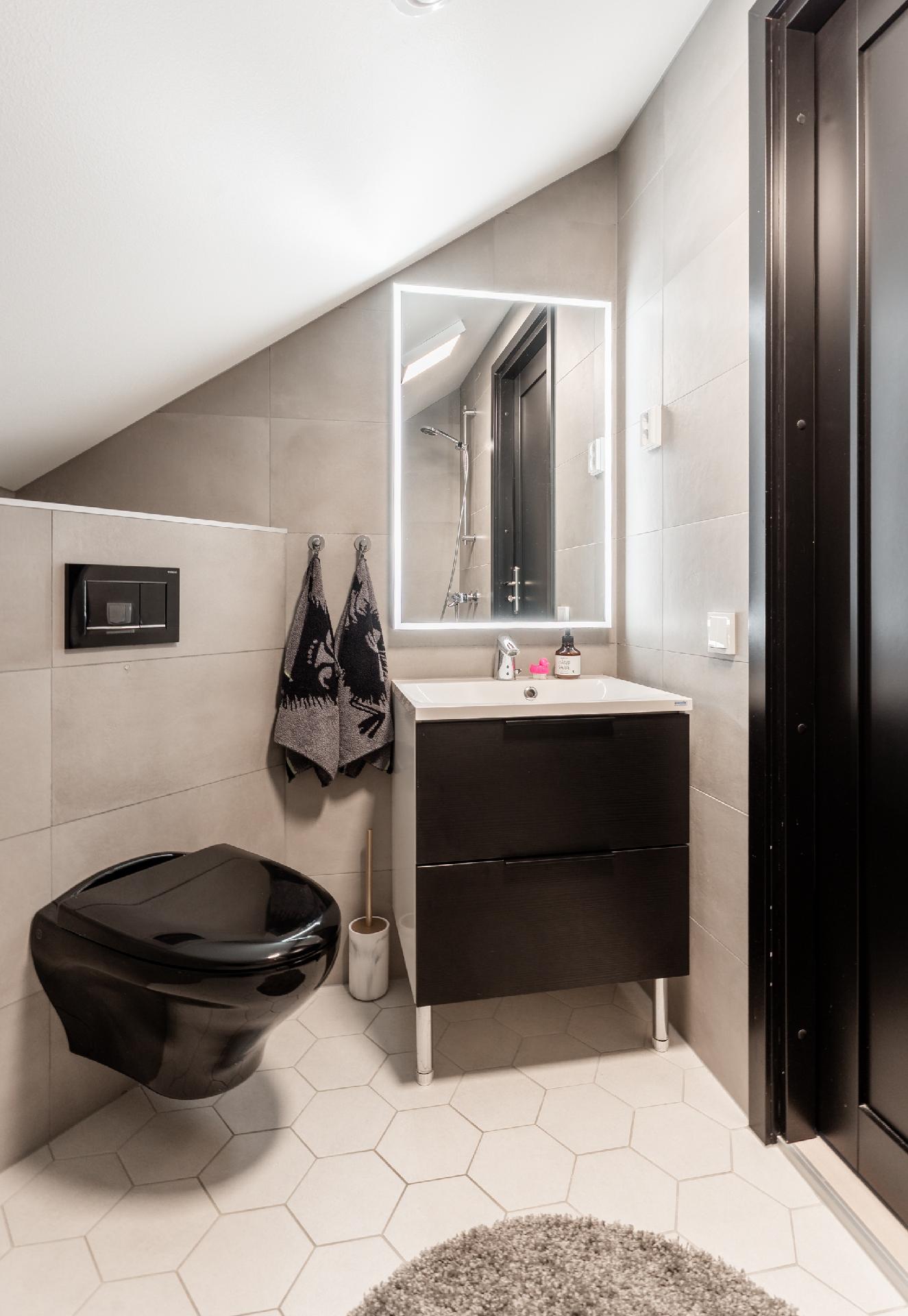 Yläherran kylpyhuone.