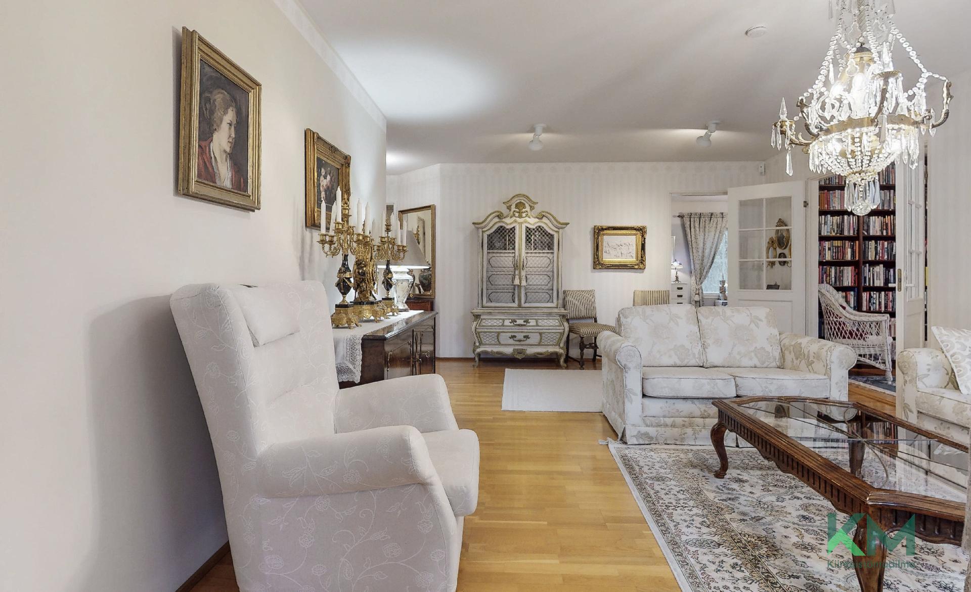 Olohuonetta eri kuvakulmasta. Olohuoneeseen mahtuu jykevämmätkin kalusteet.