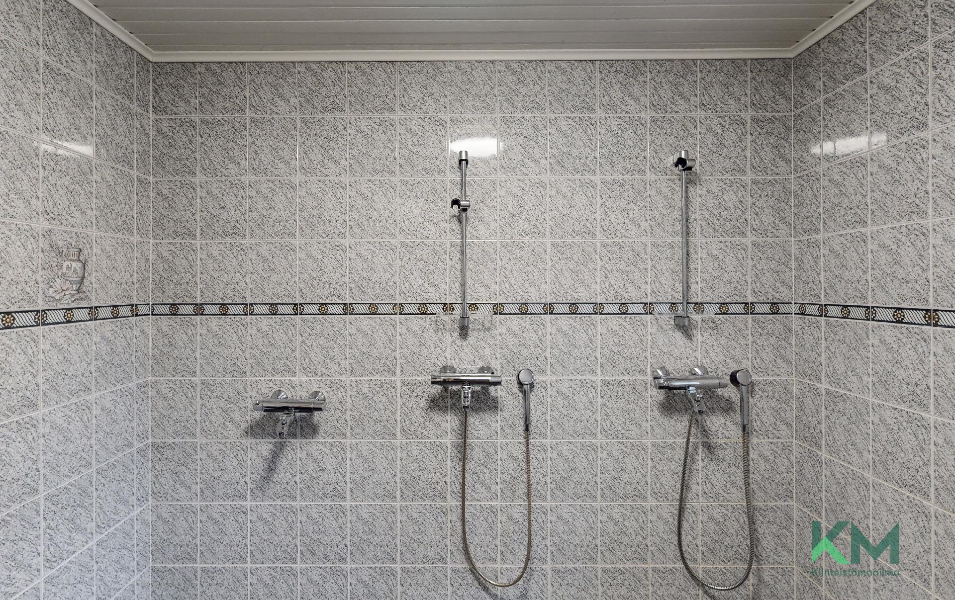 Suihkutilassa jopa kolme suihkua. Yksi suihkuista hieman alempana ja tarvittaessa siihen voi lisätä myös suihkupään.