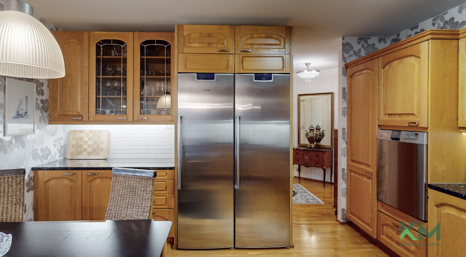 Keittiöstä löytyy jääkaappi, sekä pakastekaappi. Vieressä myös vielä lisälaskutilaa.