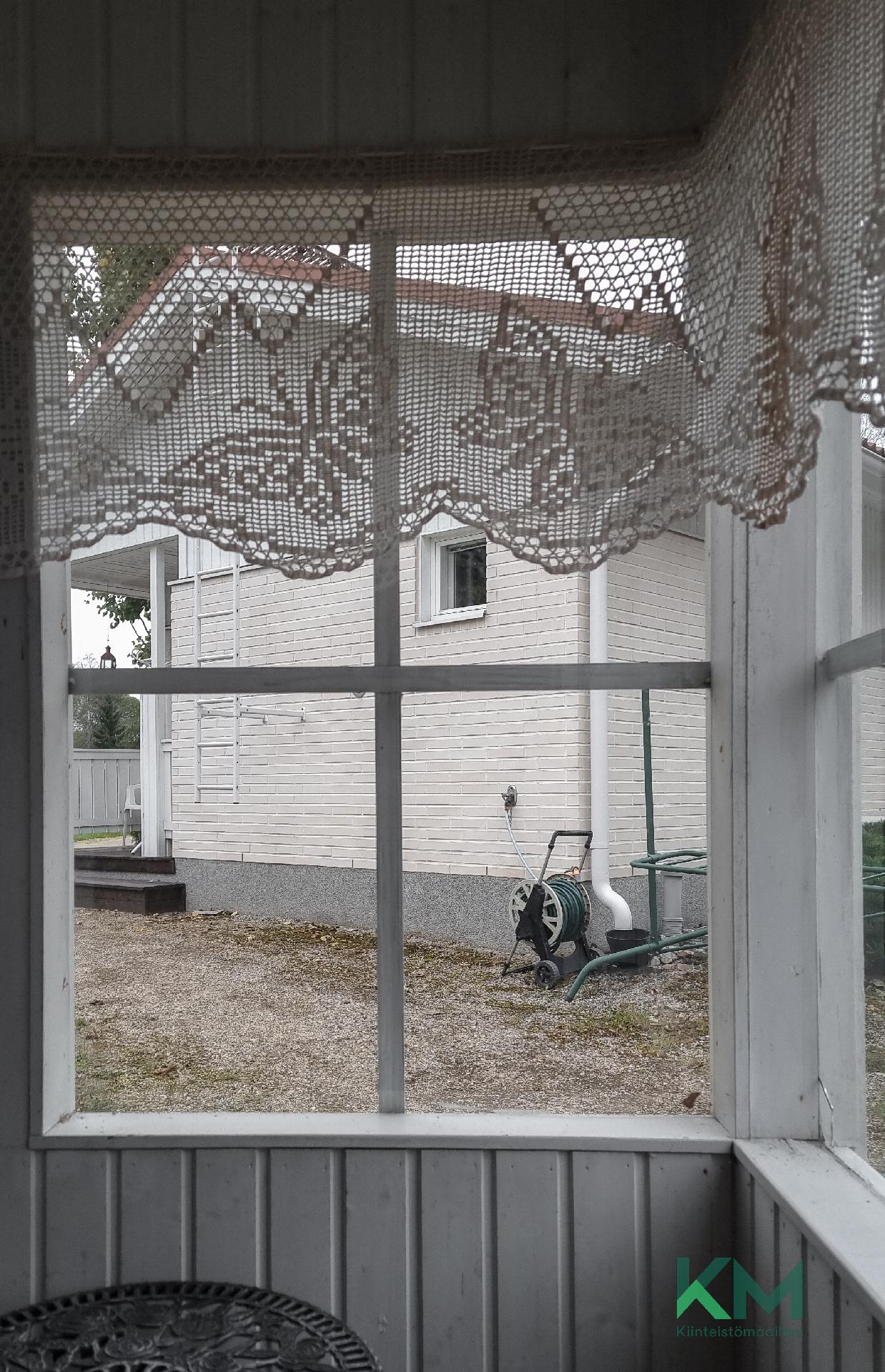 "Mummonmökissä" perinteinen viileä kuisti.