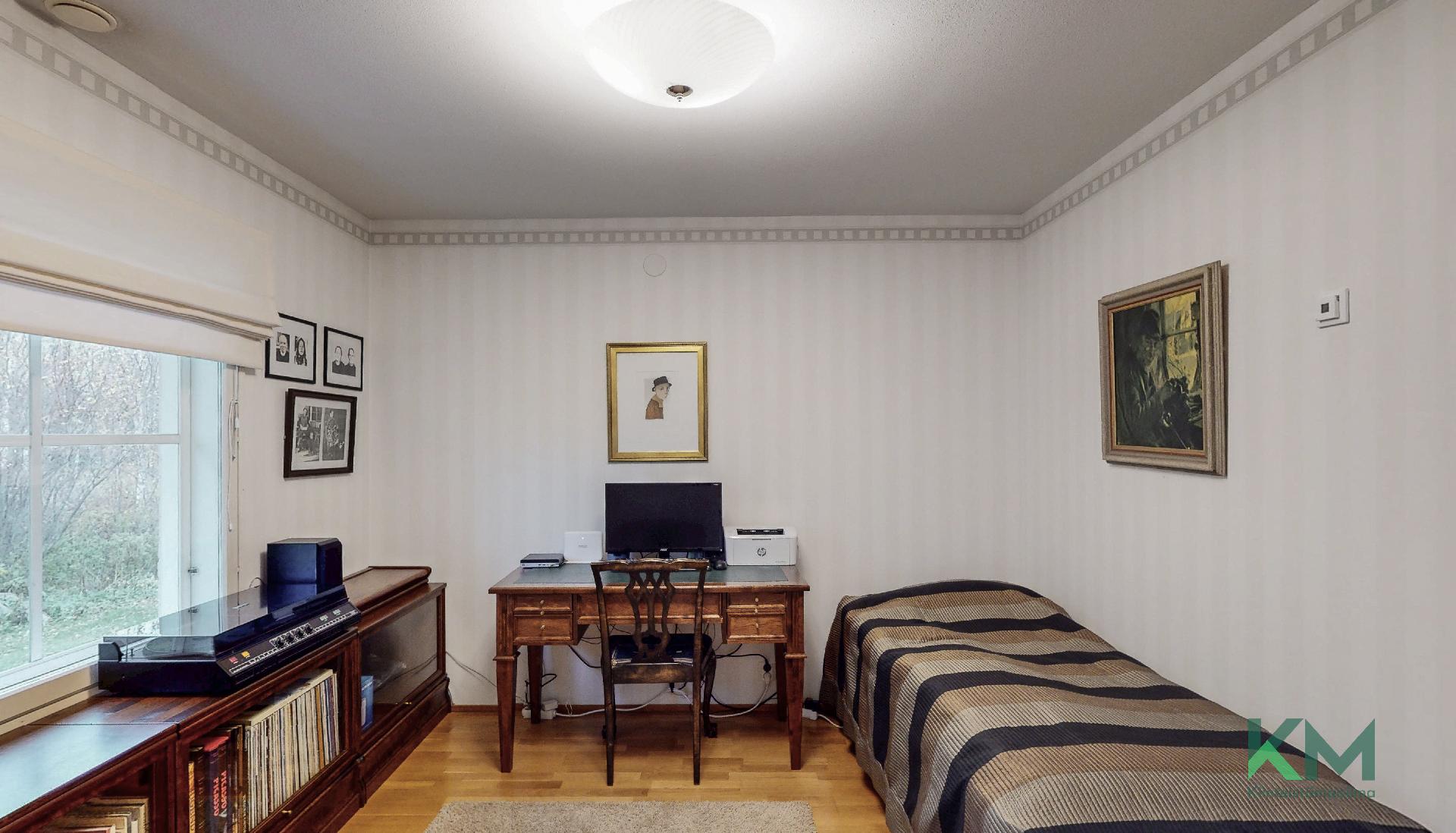 Ensimmäinen makuuhuoneista sijaitsee heti erillisen vessan vieressä.