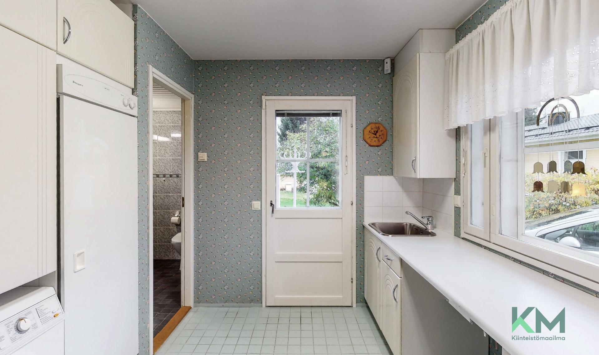 Kodinhoitohuoneesta on kulku ulos katetulle terassille.