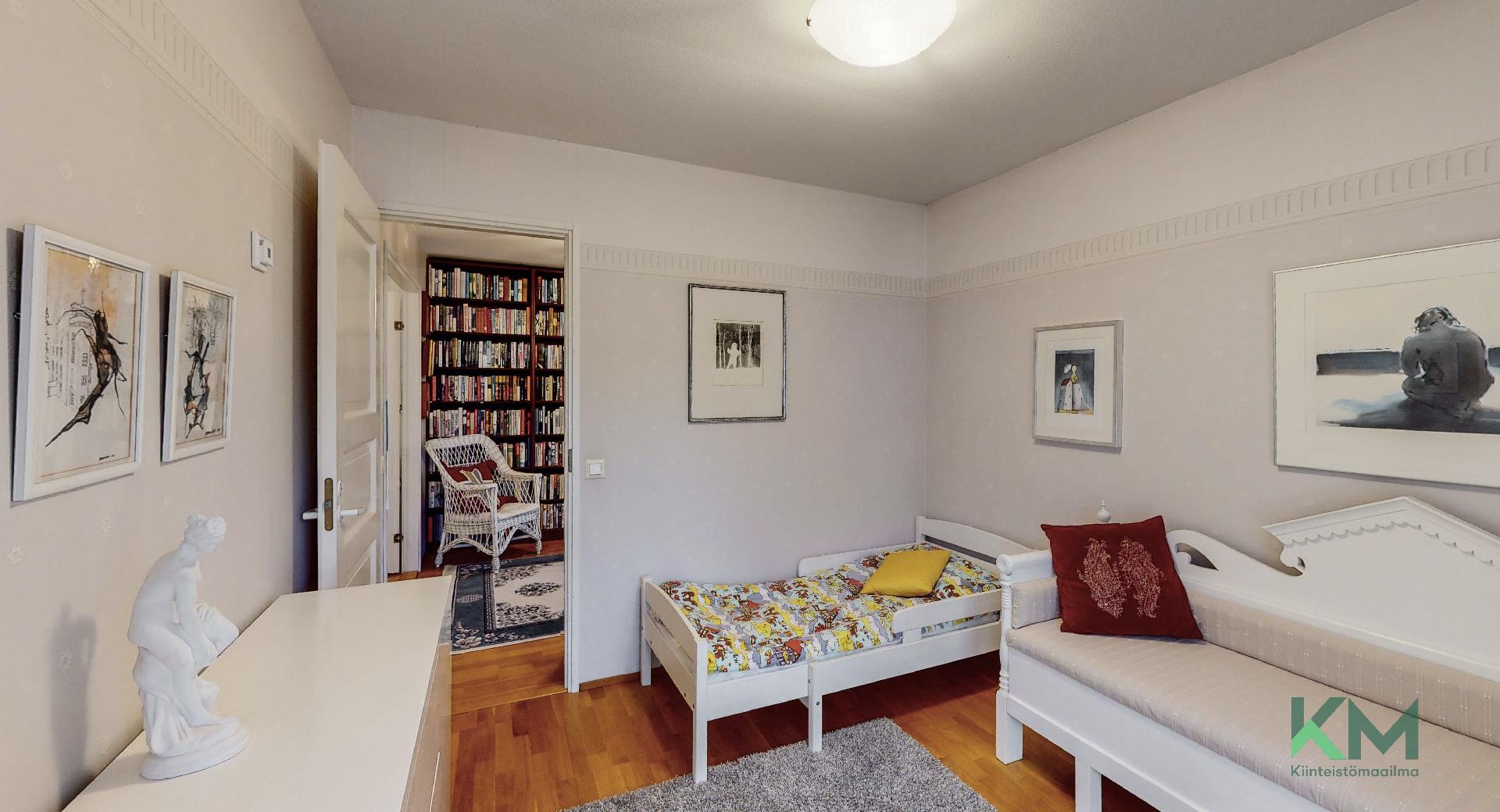 Kolmannen makuuhuoneen näkymät kirjastohuoneeseen.