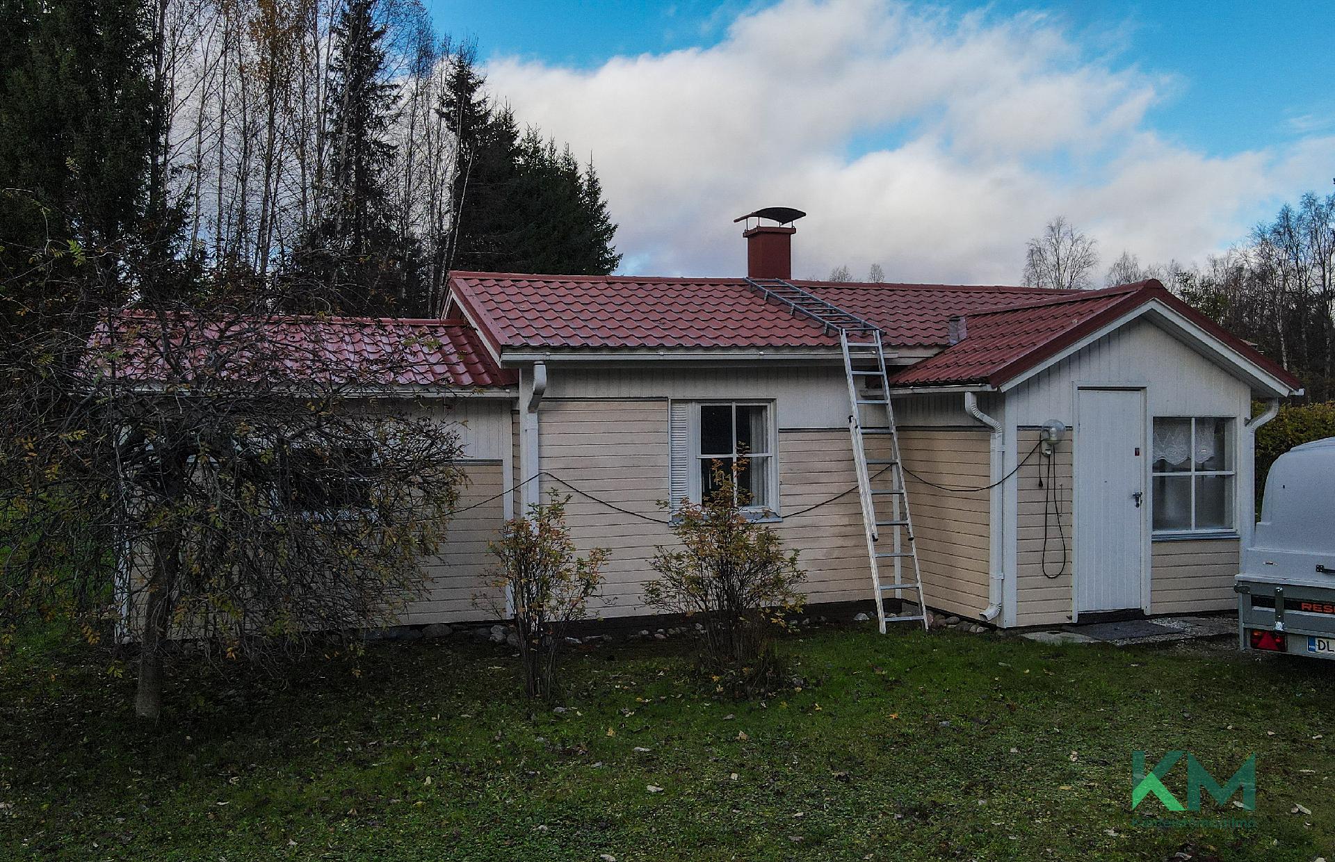 "Mummonmökki" on peruskorjauksen jälkeen ollut aina lämpimänä. Pikkutalo pysyy lämpimänä sähköllä ja varaavalla takalla. 