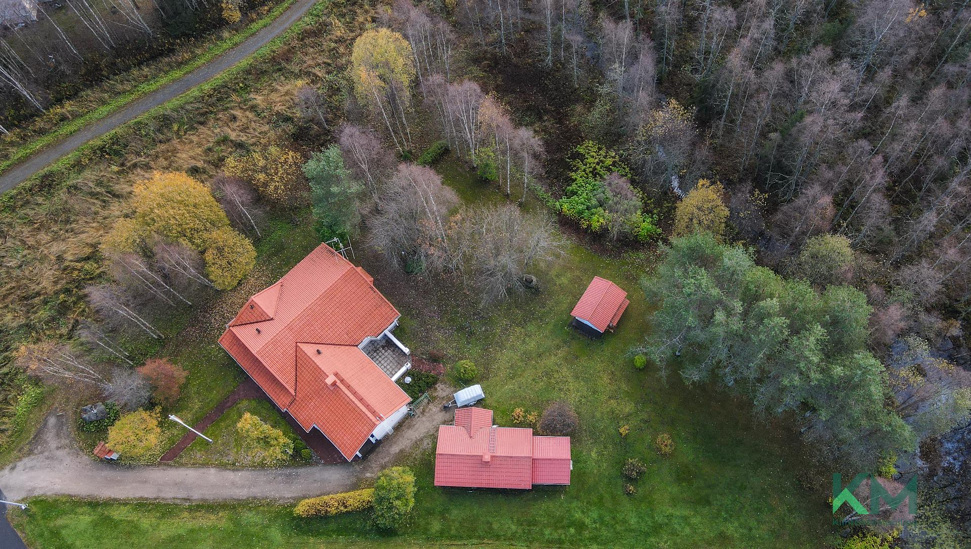 Talon tiilikatto on kertaalleen puhdistettu ja käseitelty.