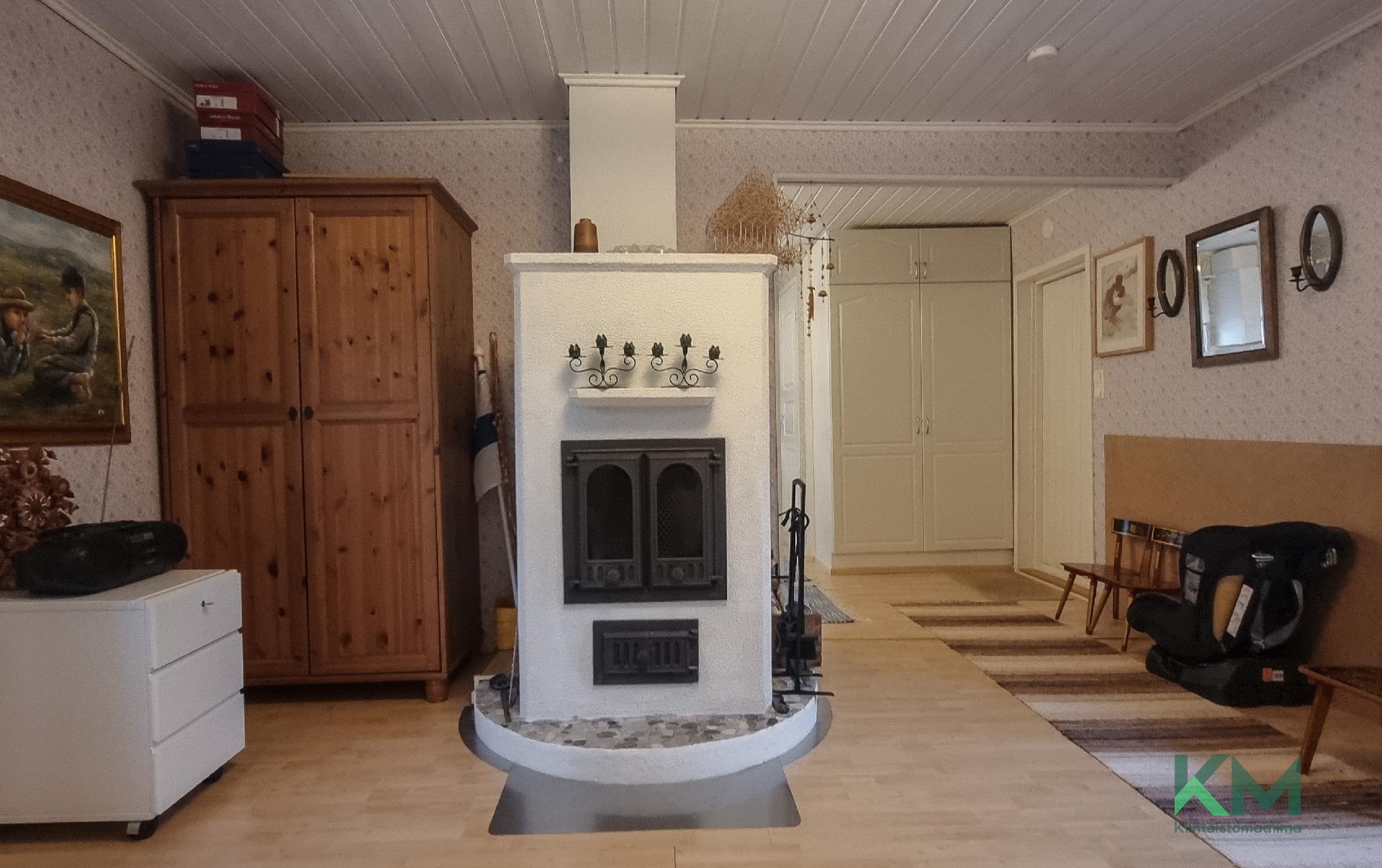 "Mummonmökin" sydän, eli varaava takka, joka sijaitsee keskeisellä sijainnilla. 