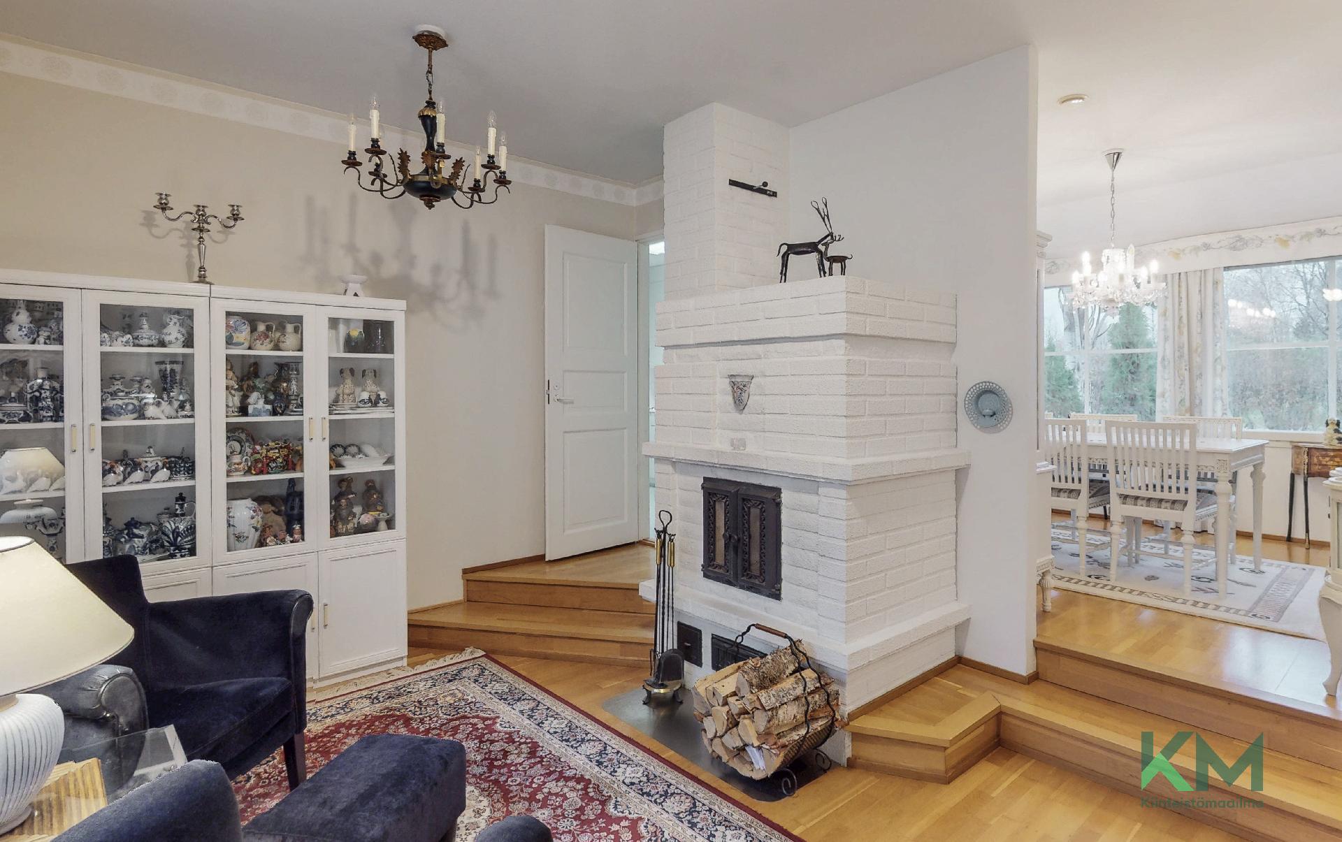 Takkahuoneesta on kulku kodinhoitohuoneeseen, sekä ruokailuhuoneeseen.