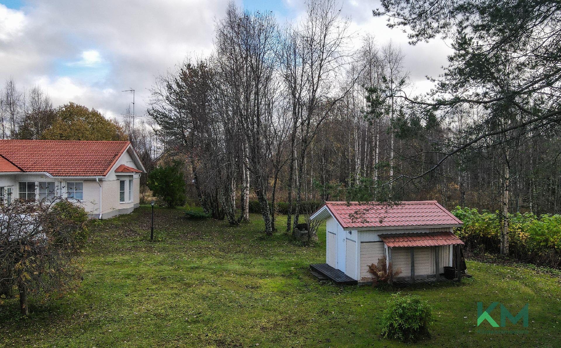 Oikealla puutarhavaja/puuvaja.