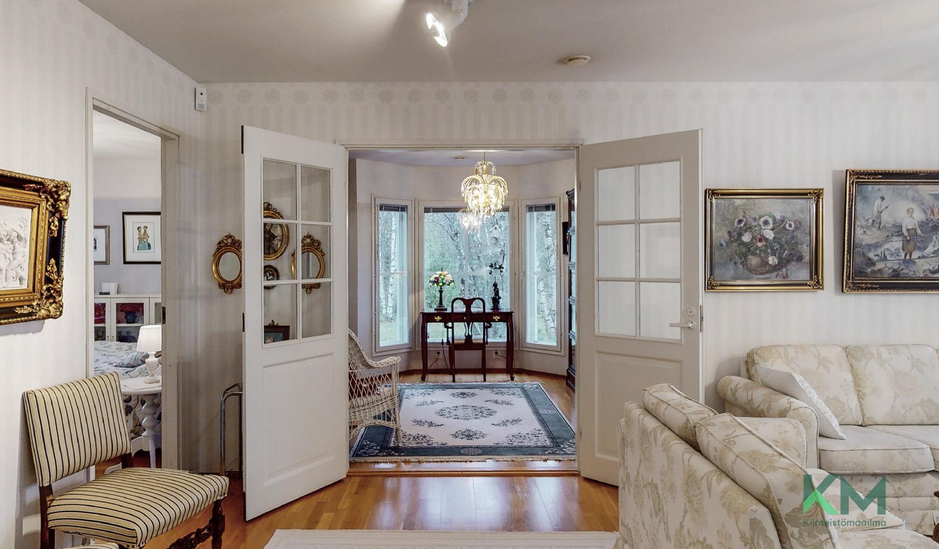 Kirjastohuoneeseen on tyylikkäät pariovet. Kirjastohuoneesta on myös kulku kolmanteen makuuhuoneeseen.